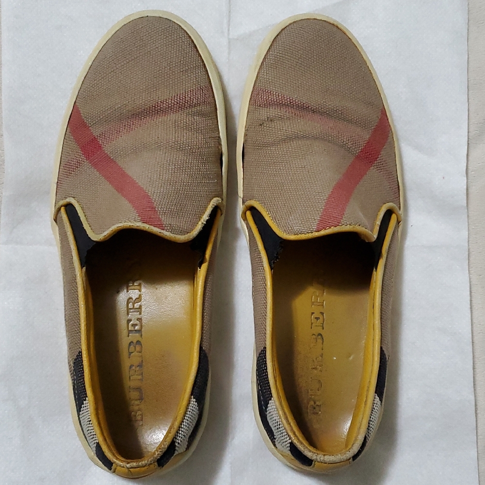 Burberry Beige/Tan Slip-On  Flats Size 38